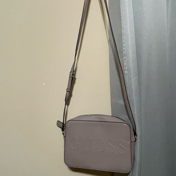 Super cute Guess purse 👛 - Picture 3 of 5